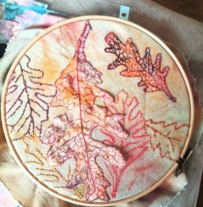 Rondje Textiel; rondje gevuld met herfstbladeren